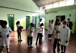 El Ministerio de Educación entregó guardapolvos en escuela de Valle Viejo/ ...