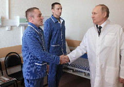 Por primera vez Putin visitó a soldados rusos heridos en Ucrania