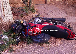 Perdió el control de su motocicleta y chocó contra un árbol en Santa Marí...