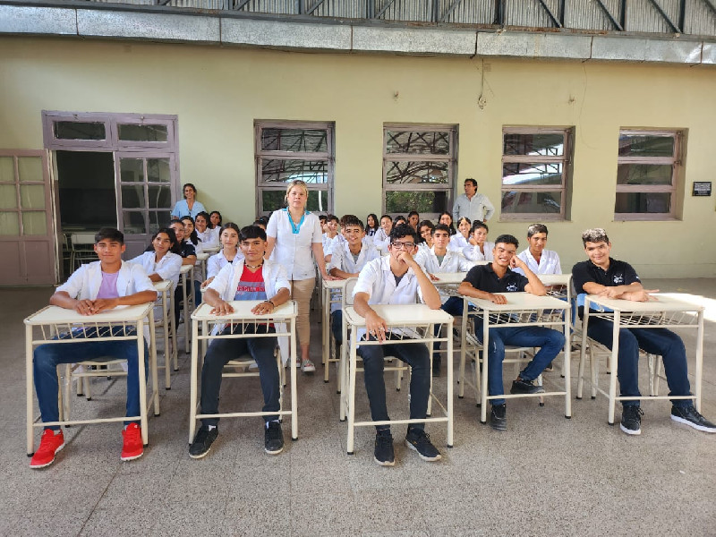El Ministerio de Educación entregó mobiliario a la escuela secundaria de El Alto