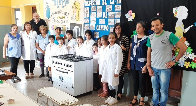 Se entregaron heladeras y cocinas a escuelas de la provincia