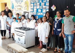 Se entregaron heladeras y cocinas a escuelas de la provincia