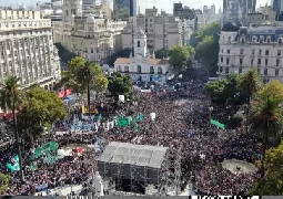 Estudiantes, opositores y la CGT marchan a Plaza de Mayo en defensa de...