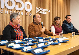 GUSTAVO 2027 ENTREGO ANTEOJOS PARA QUE VEAS A QUIEN  LE PONES EL VOTO